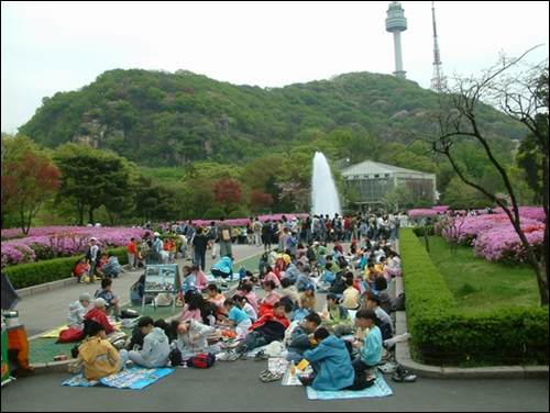 2004년 봄날 남산식물원 앞 분수광장 / 소풍 온 아이들이 옹기종기 모여 점심을 먹고 있다 / 번잡한 도심, 더구나 보물찾기가 없는 소풍은 봄의 빛깔을 메마르게 만드는 것 같다. 